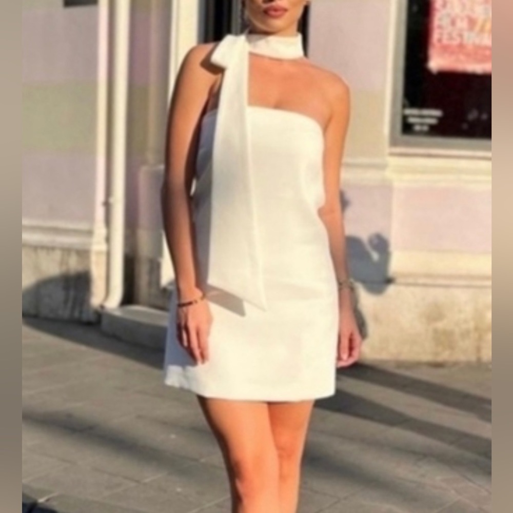 White dress with choker